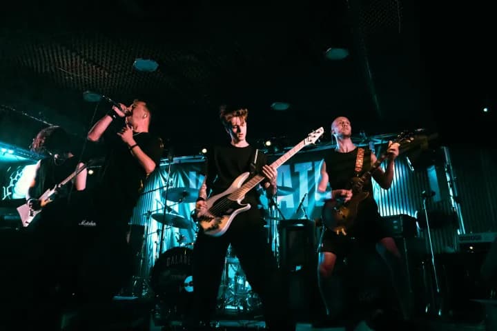 Live photo of Veritate