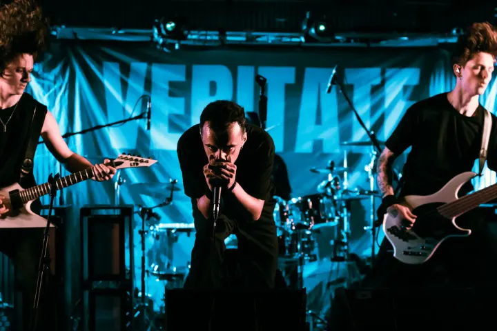 Live photo of Veritate