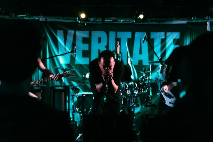 Live photo of Veritate