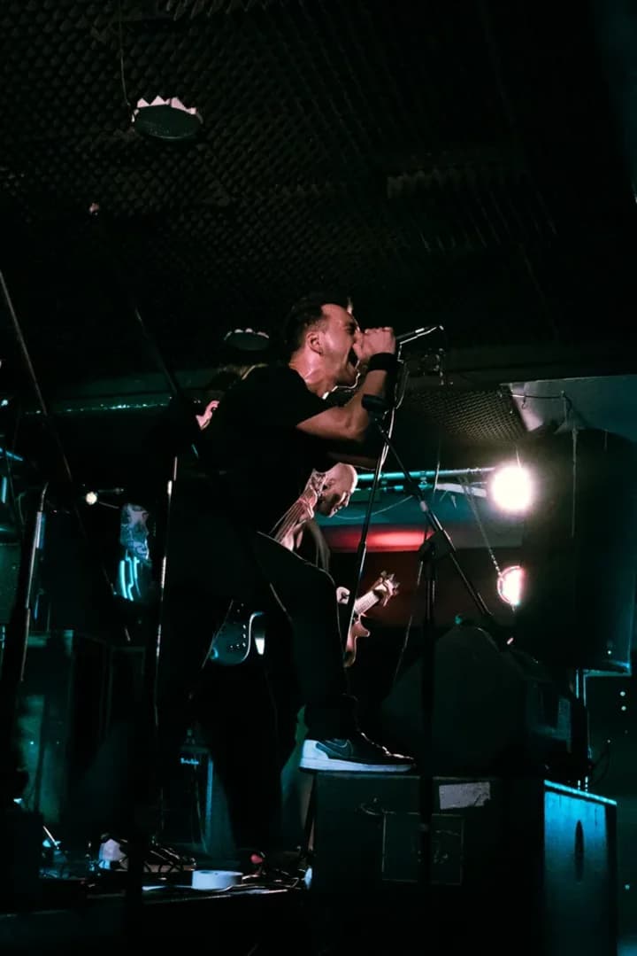 Live photo of Veritate