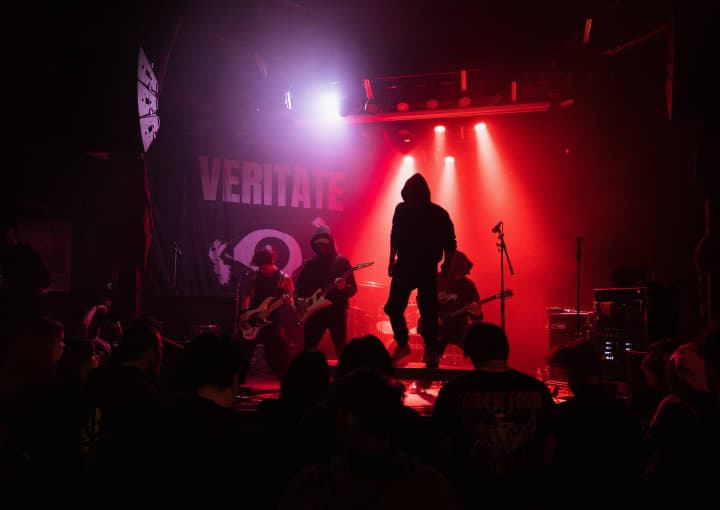 Live photo of Veritate