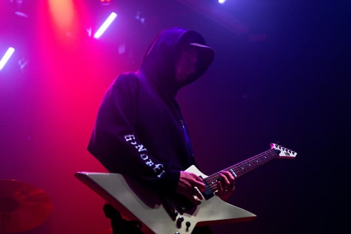 Live photo of Veritate