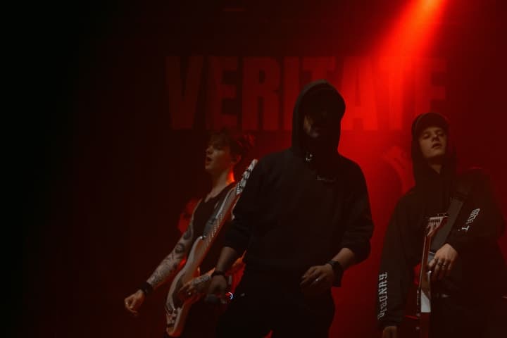 Live photo of Veritate