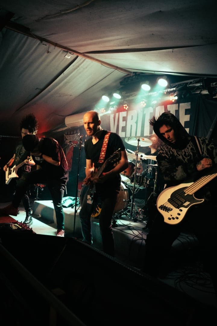 Live photo of Veritate