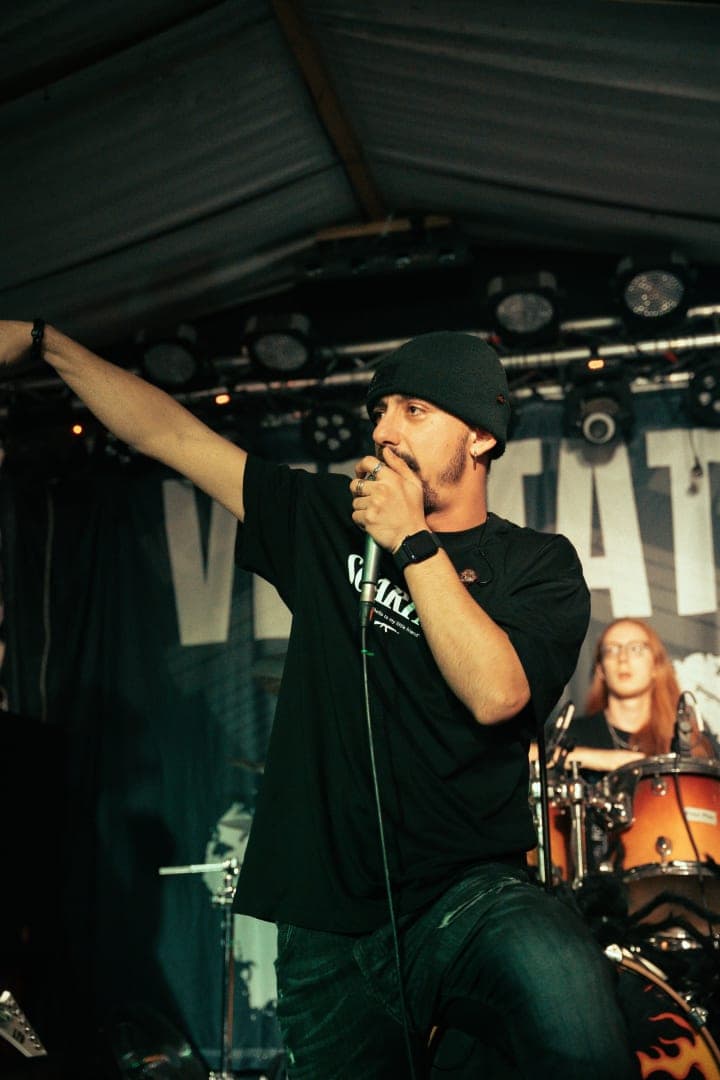 Live photo of Veritate