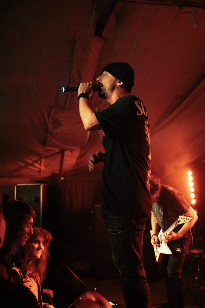 Live photo of Veritate